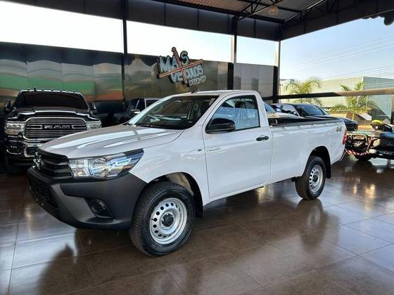 TOYOTA HILUX 2.8 D-4D TURBO DIESEL CS 4X4 MANUAL TOYOTA HILUX 2.8 D-4D TURBO DIESEL CS 4X4 MANUAL